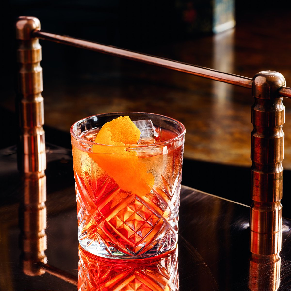 Coctelicismo's tweet photo. #Negroni
🇮🇹 Corría el año 1919 cuando el conde Camillo Negroni cansado de beber siempre lo mismo, el famoso cóctel Americano de moda, pidió al Barman Fosco Scarselli que fortaleciera el cóctel sustituyendo la soda por ginebra. #Historia + #Receta
➡️ https://t.co/C4vSLsg5RY https://t.co/bxj1Flq4CR