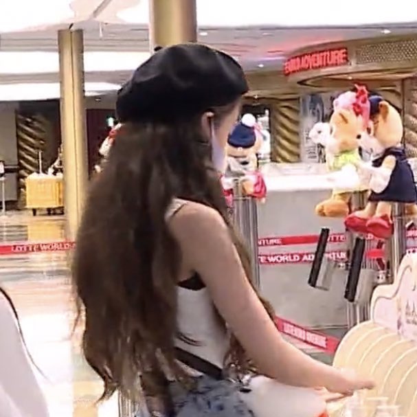 myahfiles's tweet photo. myah using a beret <3 https://t.co/dHW4RjbBrr
