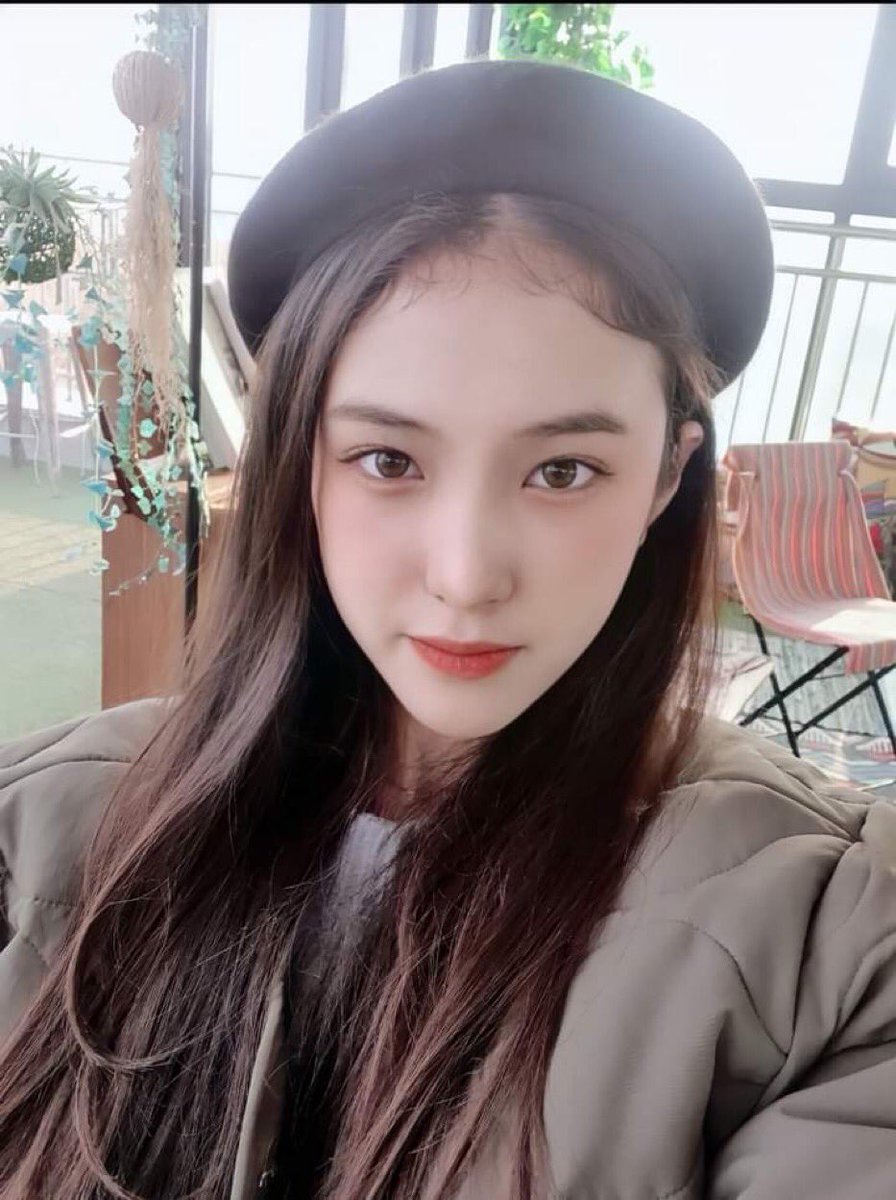 myahfiles's tweet photo. myah using a beret <3 https://t.co/dHW4RjbBrr