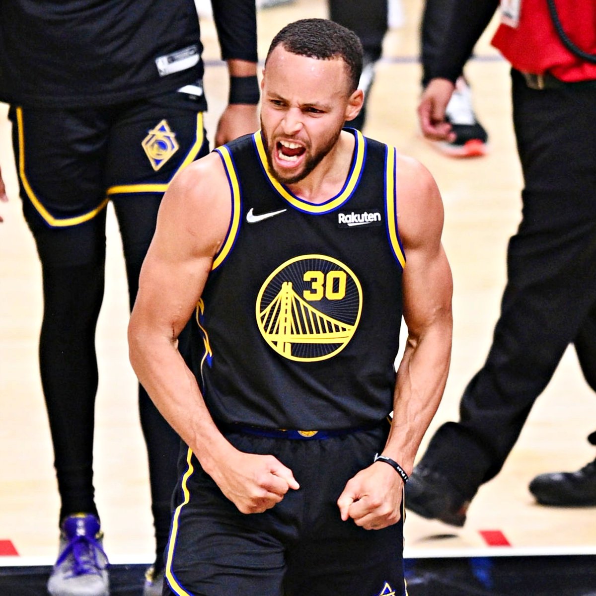 B24PT's tweet photo. Jogadores mais rápidos a chegar aos 100 triplos numa época:

1.º: Steph Curry - 2021/22 (19 jogos)
2.º: Steph Curry - 2015/16 (20 jogos)
3.º: Steph Curry - 2018/19 (20 jogos) https://t.co/Ka6EUHRYdi