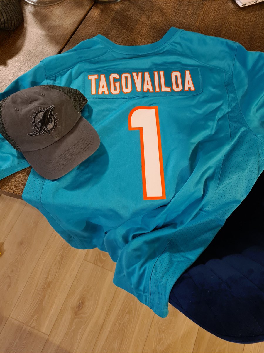 agustarnar89's tweet photo. @birgirtho Síðan þessi pakki kom til mín um daginn hefur Miami ekki tapað. Gott að losna úr Tannehill treyjunni. Derhúfan er fín líka https://t.co/ZjivAAU75b
