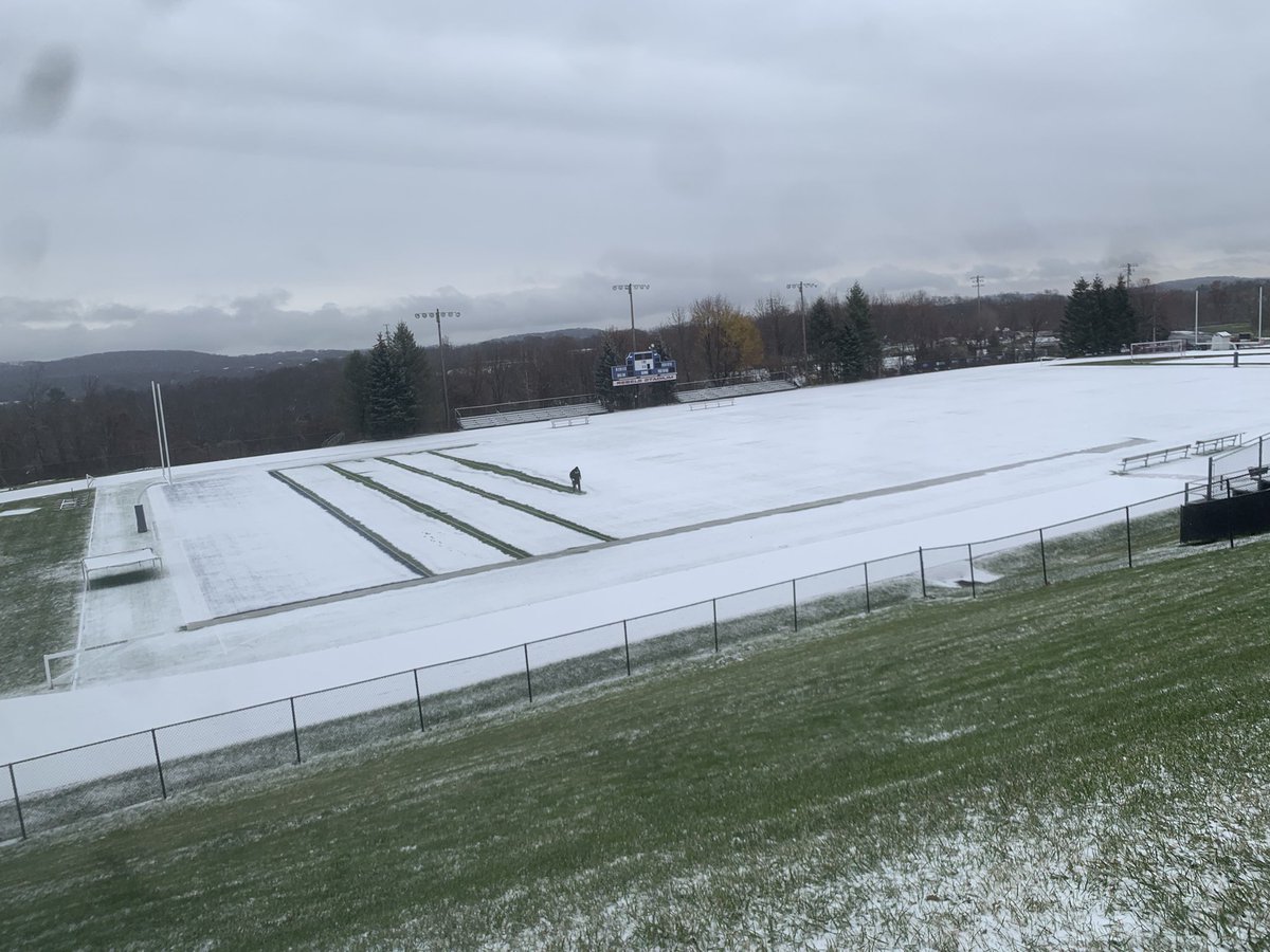 NFRebelPower's tweet image. 2 Pics Ed Merrit @NFHSRebels ‘82
1st-1982 Senior Year #74 captain
⏳
2nd-29 years later (this morning) Snowblowing the field before he coached

This NF legend been going above and beyond to help the @RebelsNf get ready, never caring about who gets credit #family