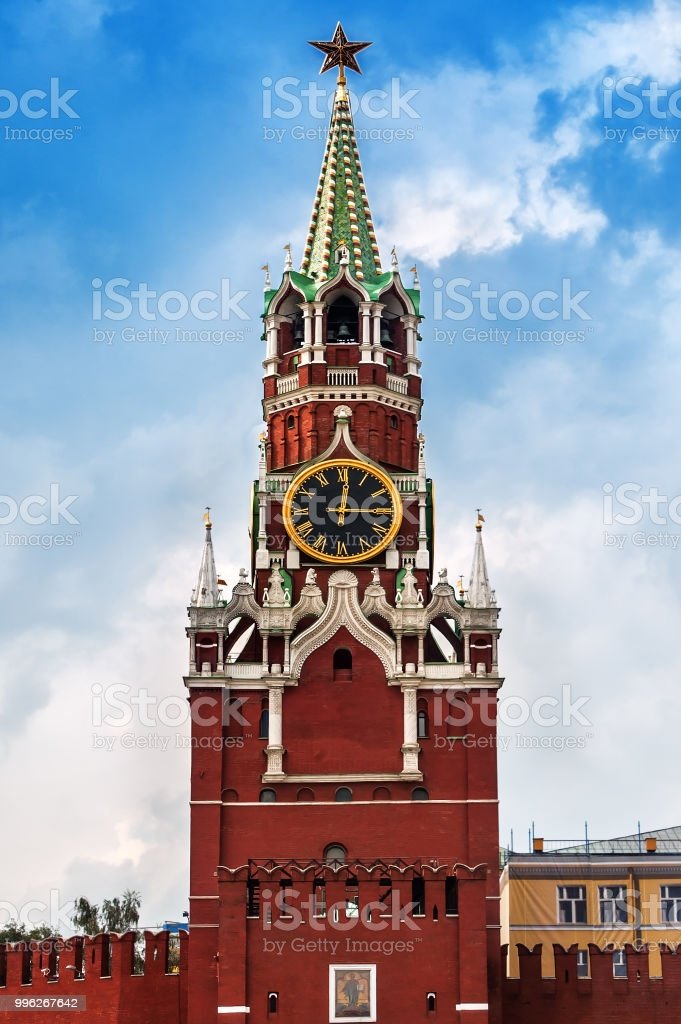 На какой башне кремля находится курант. Артиллерийская башня Московского Кремля. Москва Кремль Спасская башня с часами. Круглые башни Кремля в Москве.