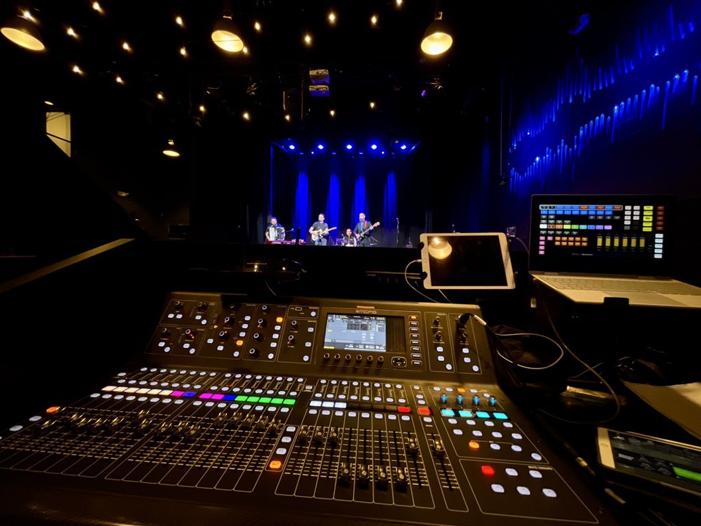 At Natalie’s Grandview tonight! Love this room!