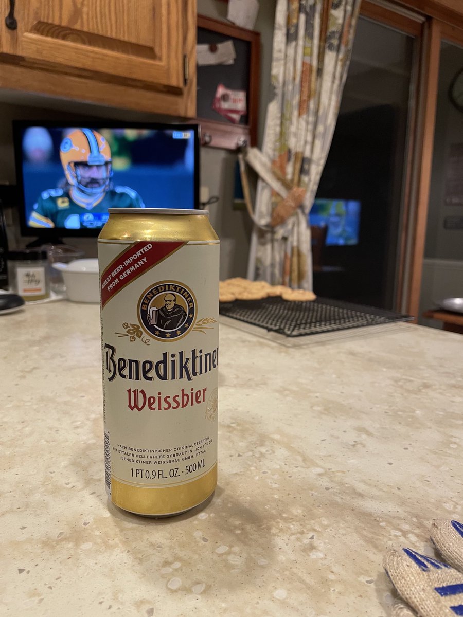 joetaschler's tweet photo. Packers winning. Had to bust out the fancy beer. https://t.co/XsURDeGfEs