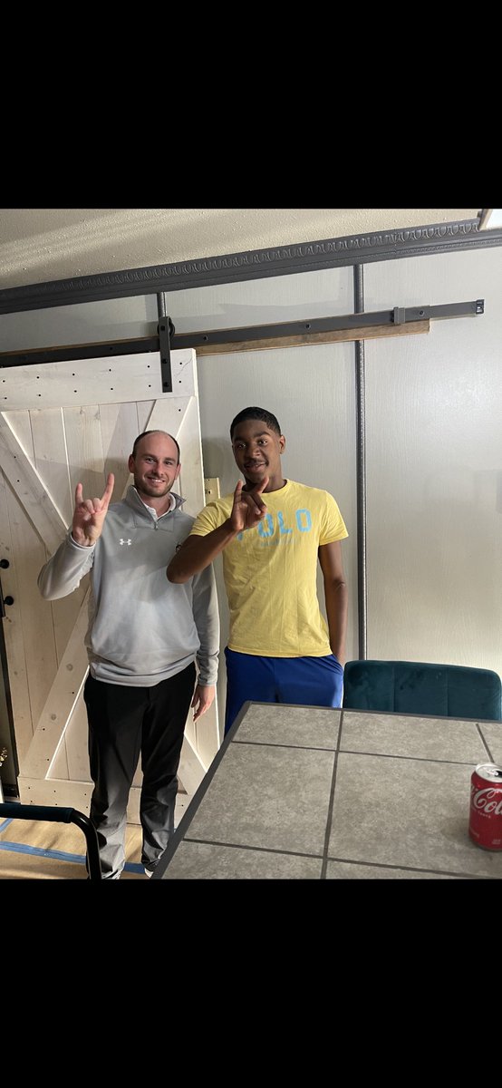 LPBDEE1's tweet photo. Was a blessing to have coach @CoachEachus in for a in home visit! Thanks for coming coach really loved the visit and everything we talked about!! Can’t wait to come up to Houston! #DAWGSUP 🟠🔵
@Coach_Jeff5 @DioDaDefCord https://t.co/M406g0iu9x