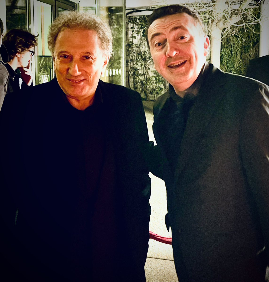 geralddahan's tweet photo. SOIREE #CITESTARS où j’ai reçu à Paris le prix du meilleur humoriste de l’année 2021, aux côtés de ma chère et tendre Claire, avec l’ami de toujours #MichelDrucker https://t.co/AMMAz3E4KC