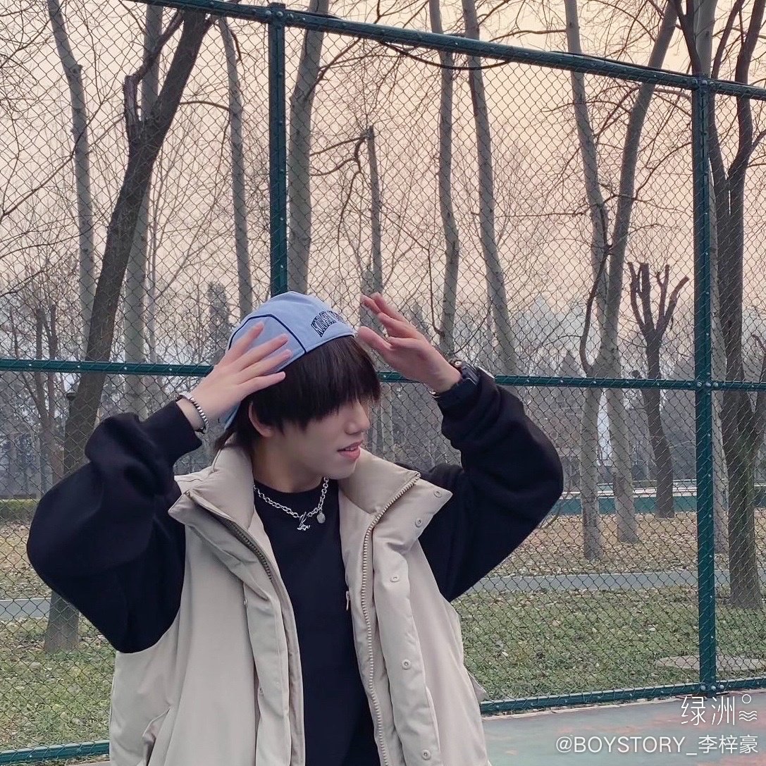 ren_gouyu's tweet photo. #Weibo_update
•
#zihao
It's not bad to breathe some fresh air! ⚽️⚽️⚽️
#boystory #lizihao #zihao https://t.co/A4ngjTqfaE