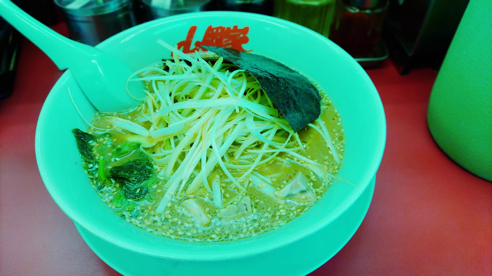 バルミューダフォンの料理撮影モードで撮影したらヤバい色に？その結果ハイテク機能搭載で爆売れへ！