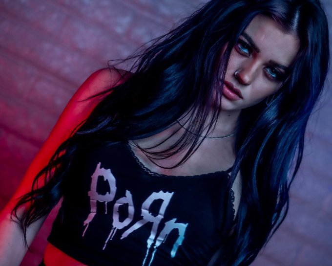 Retweet if you like the top 😏 https://t.co/WKODxuuBZQ