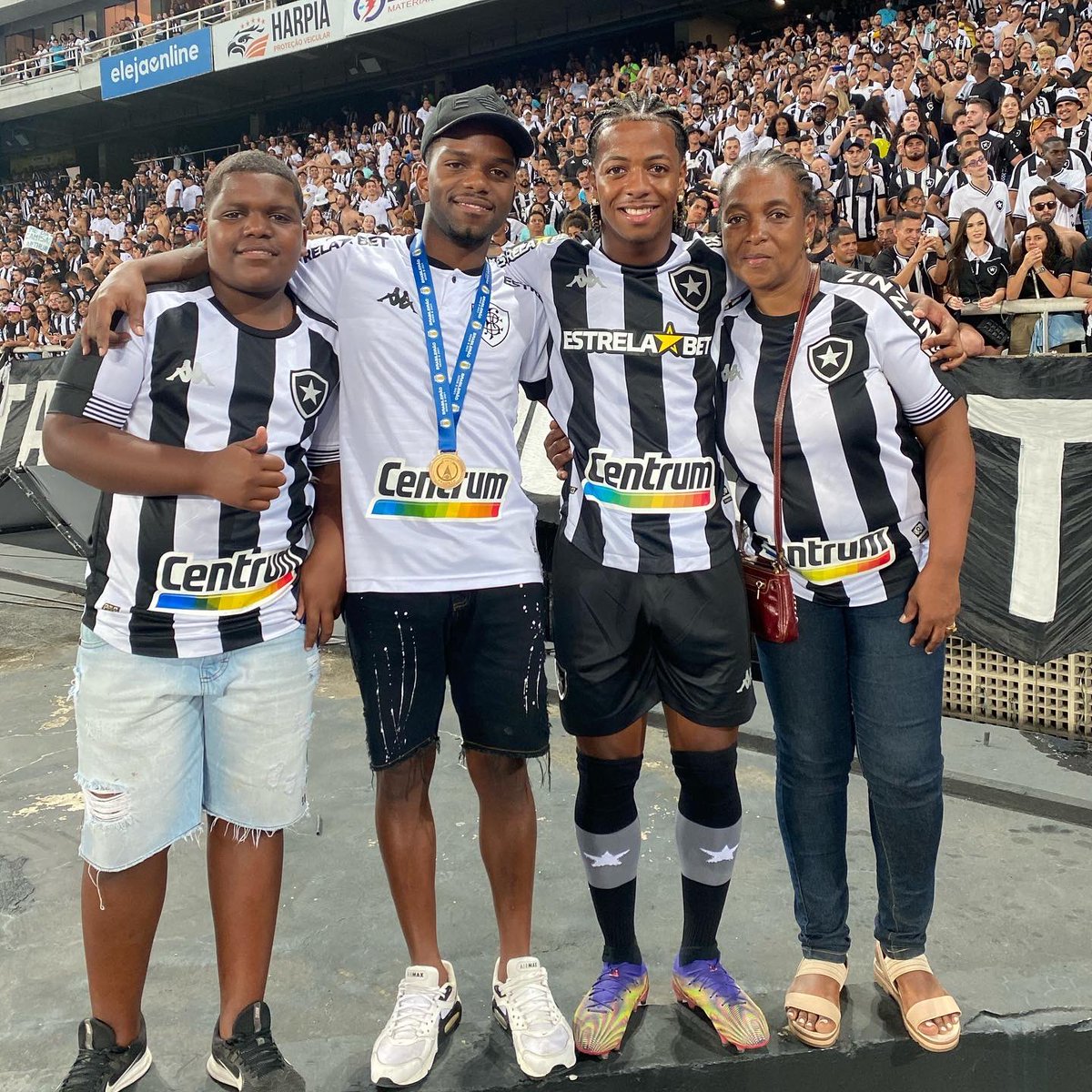 EnnioSantos10's tweet photo. Gratidão a Deus por tudo! E você MÃE eu não sei nem oq dizer, me desculpe!! 😭❤️  minha maior alegria é ver você desse jeito, nós merecemos ser felizes! Nosso primeiro título de muitos como profissional, por você eu vou até o fim. Eu amo vocês família!! 🙏🏽❤️🔥🖤🤍 https://t.co/GLr4yZBSwM