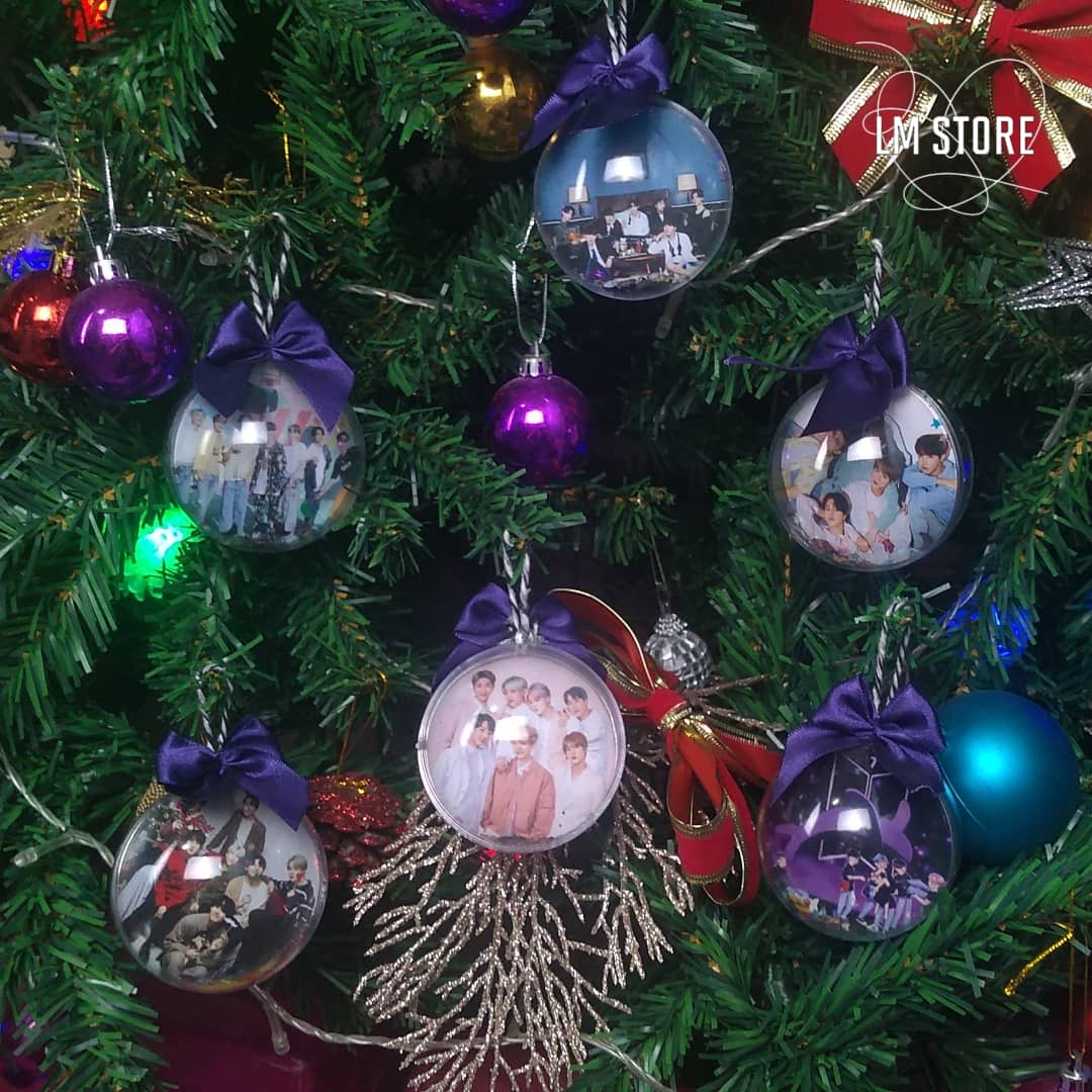 E O NATAL JÁ CHEGOU AQUI NA LMS 🎄
• Bolinhas de Natal Personalizada • 
Personalize suas bolinhas com a foto do seu Grupo/Solo favorito 💜
R$6 cada + Frete 
📌Curitiba e região entregamos pessoalmente...
Parceria 
<a href="/puzzle_editions/">PUZZLE EDITIONS | CLOSED</a>