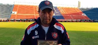 CuervoTuitero's tweet photo. Tuit en homenaje al canchero de San Lorenzo, no tiene el reconocimiento que se merece, pero es para sacrse el sombrero.. nunca se inundó y siempre la cancha estuvo en condiciones . Un gran profesional Julio👏👏 https://t.co/49JiWdHGjV