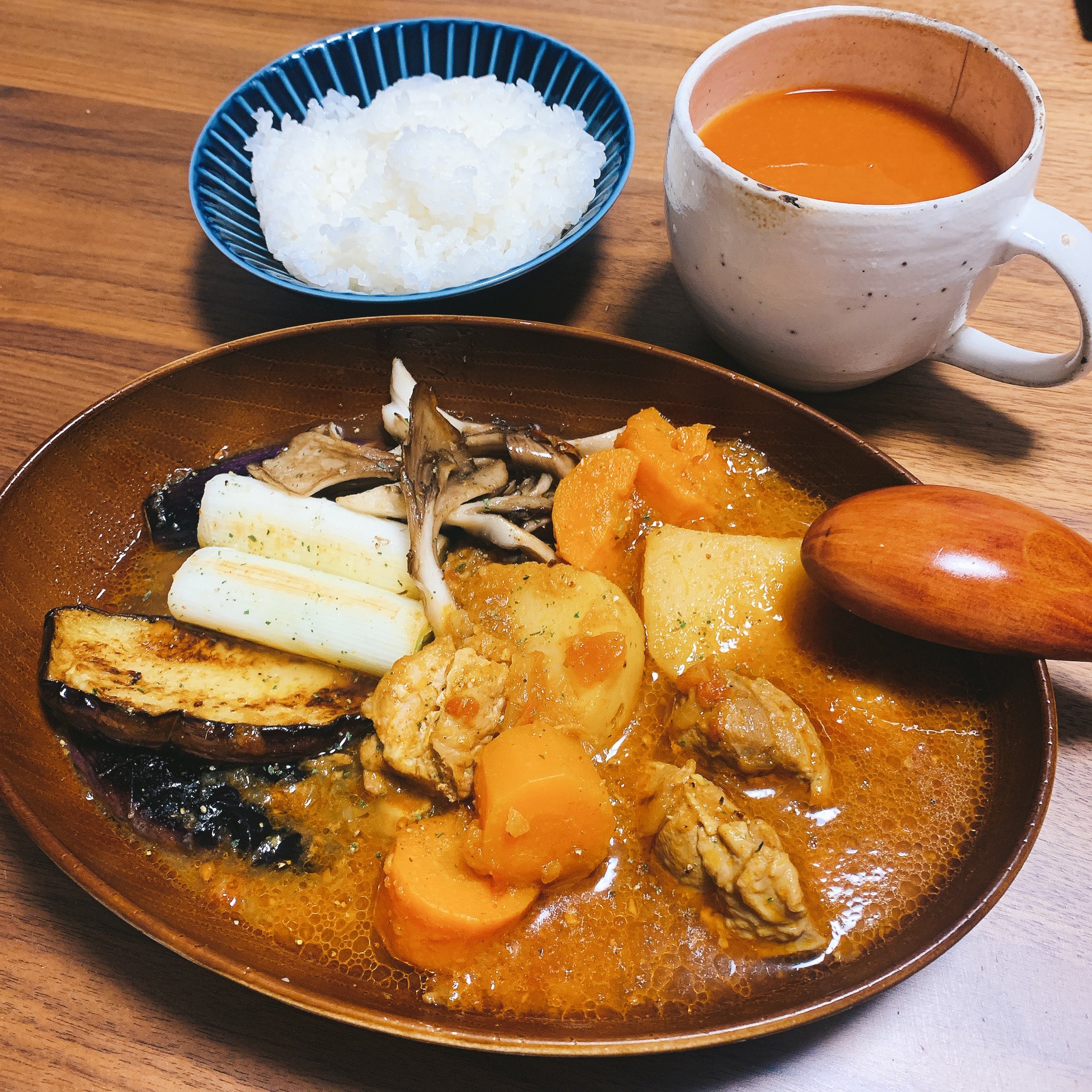 ひとえ 週末はふたえくんごはん 土 同僚とのランチ帰宅後 スープカレー作ってくれてた 海老出汁が効いてて 私向けにまろやかで美味 日 カレーとバジルポテトとカプレーゼ 妊娠中はナチュラルチーズ なので火を通してくれました ネギの下は鴨