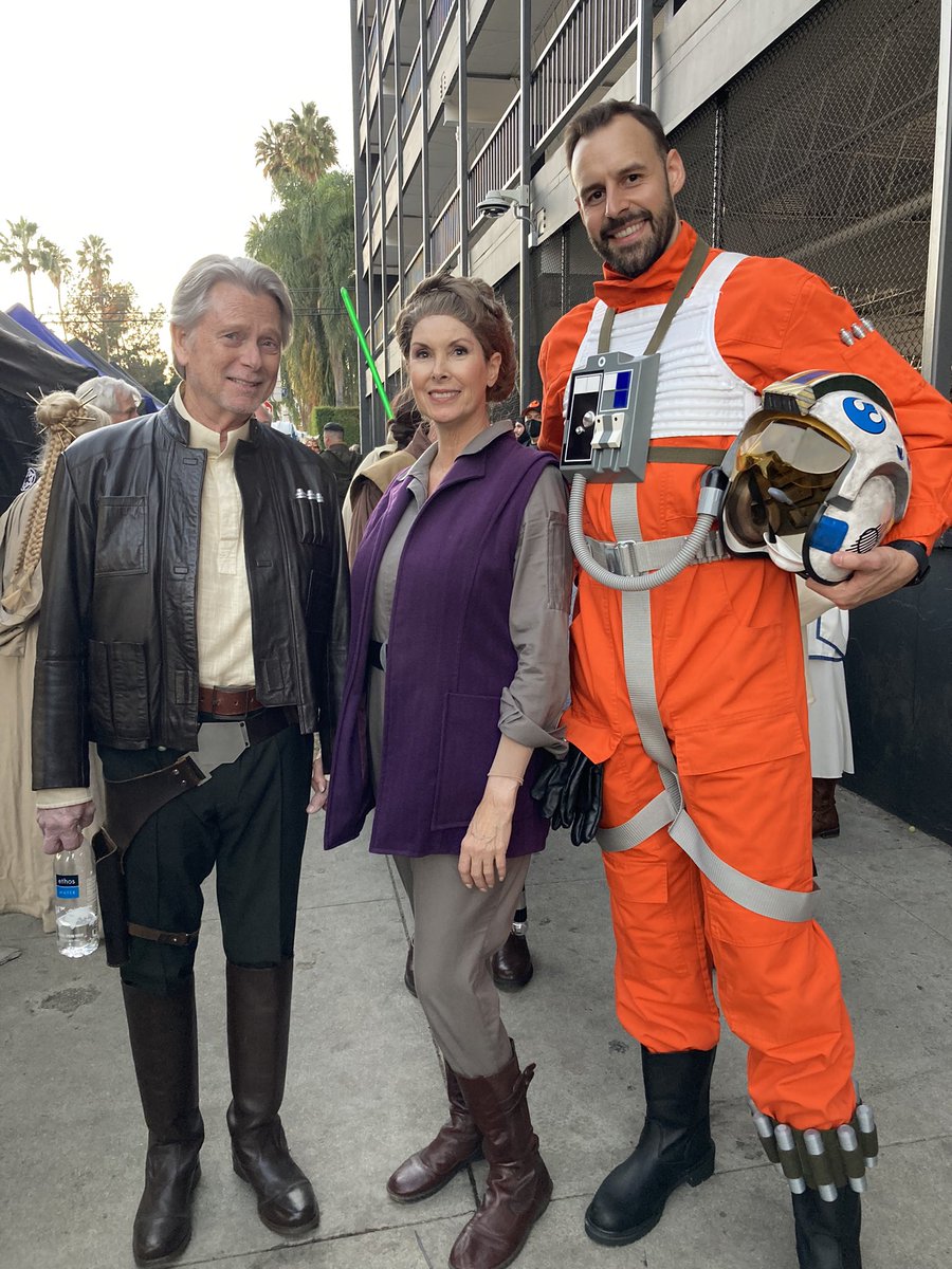 NaomiBRourke's tweet photo. Join us and the wonderful The Rebel Legion, 501st, Mandarin Mercs, and everyone else for the Hollywood Christmas Parade tonight. Showing live on the CW at 6 PM. #starwars, #HollywoodChristmasParade https://t.co/17Hw80hZNd