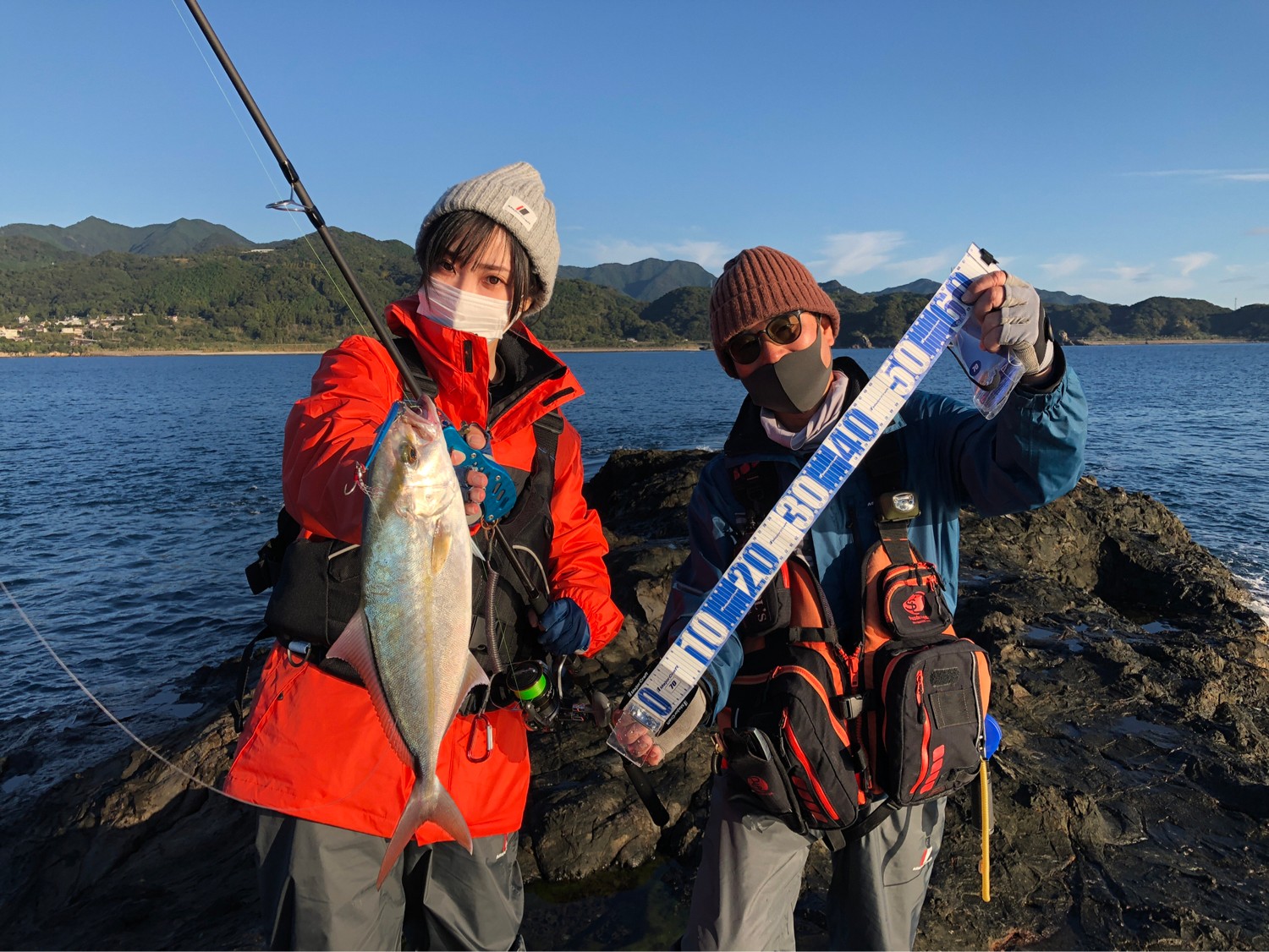 ガッ釣り関西 今週12 4放送の ガッ釣り関西 は 和歌山県勝浦 沖磯で2種類の釣りを楽しむ をお送りします 秋磯でいろいろな釣りを楽しもう と 勝浦の磯に上がりました 餌木蔵でアオリイカを釣り上げたヒロセマン 一方 ノゾミマンには強烈な引きの