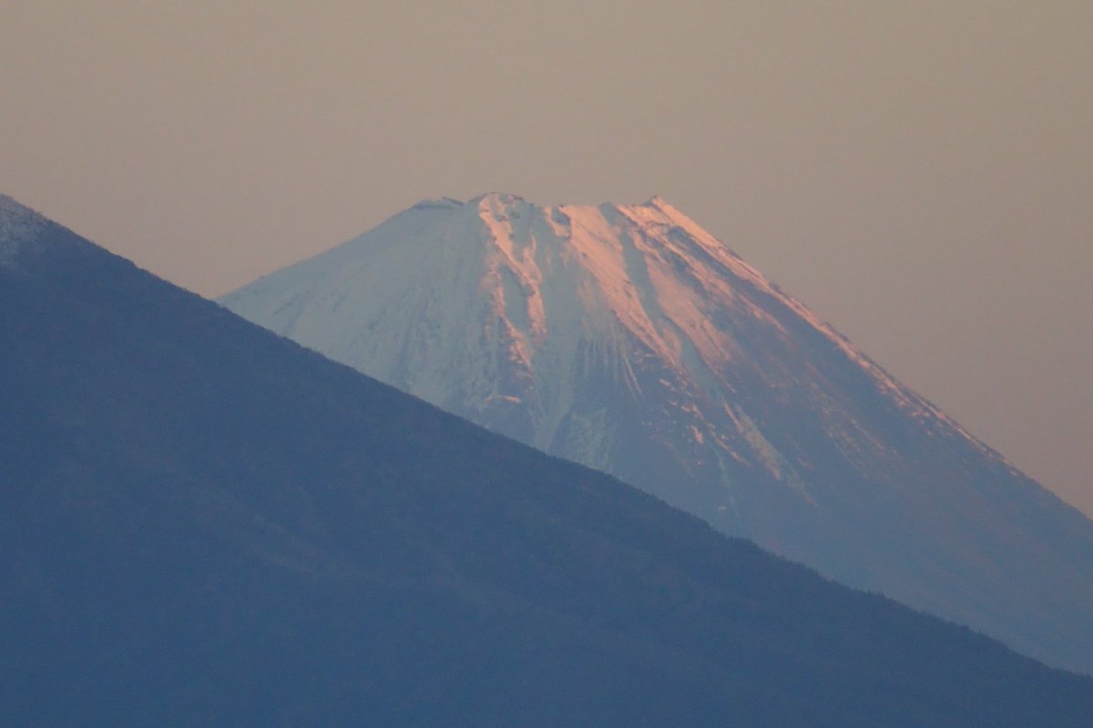 furusatokan1's tweet photo. 11/28（日曜）16:32　美ヶ原高原からの富士山夕景　600mm＋デジタルズームで撮影　
もうすぐ12月なので、日没時間もかなり早くなってきました。
#美ヶ原高原　#富士山　#夕景 https://t.co/d7ciorzx9L