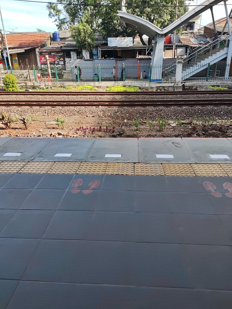 sumicko's tweet photo. KAJJ seharusnya memakai jalur KAJJ dari stasiun klender baru, tidak pernah saya lihat lagi di gunakan, sedangkan jalur sudah tersedia, KA trus terlambat jadwal.
bagaimana klo mau bisa sesuai jadwal klo trus seperti itu ? https://t.co/SsaBc5seAa
