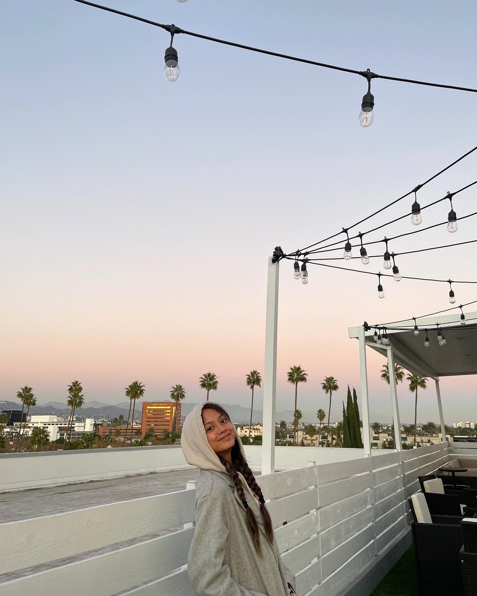 ylonuhhh's tweet photo. just a tiny human appreciating the view after an intense facial :)) https://t.co/jiTBWKdfiV