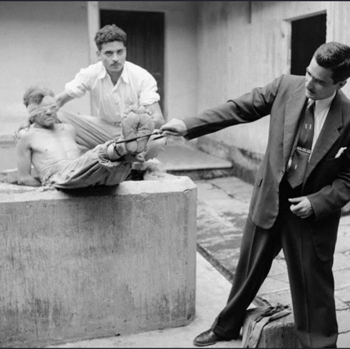 Historia de Centroamérica on Twitter: "Mario Sandoval Alarcón (de tacuche) instruyendo sobre tortura a «enemigos políticos». Este miembro de la ultra derecha guatemalteca ayudó a formar el partido Alianza Republicana Nacionalista (ARENA)