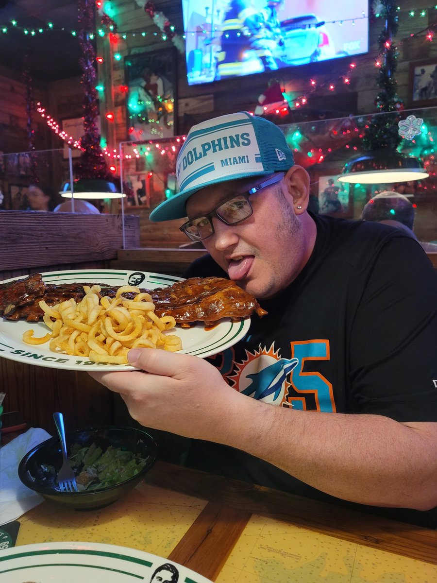 MDLaForest's tweet photo. With @bow2thephin at #flannigans https://t.co/xsU4fnFnrw