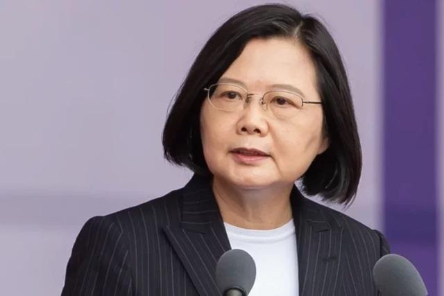 近期，多家绿媒炒作一个消息：白宫宣布拜登将在12月召开“民主峰会”，台湾有望获邀参与。无风不起浪，虽然目前只是绿媒自嗨，但蔡英文确实存在被邀请的
可能。对于我们而言，我们不可能无条件地继续容忍这种不断挑衅“一个中国”的行为。所以，美国的这些小动作都在提醒我们，解决台湾问题刻不容缓。