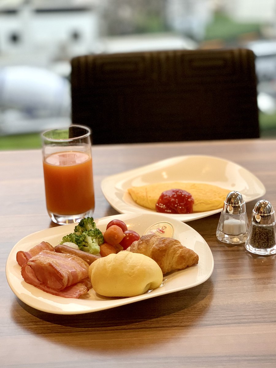 ◼︎赤坂エクセルホテル東急のモーニング🍴 ビュッフェスタイルで選べる朝食は可愛いパンやオムレツにしちゃうタイプの私です☺️目の前で作ってくれるオムレツ作り見るのスキ♡ Have a wonde