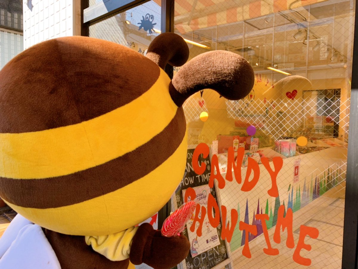 harajukumiccolo's tweet photo. この前、原宿キャットストリートをぶんぶんしてたら #CANDYSHOWTIME  のお姉さんが声をかけてくれたはにぃ！

オリジナルキャンディーを作ることができて、この店内では目の前で飴を作ってるところも見られるんだってはにぃ✨
みっころもいつか見てみたいはにぃ(๑˃̵ᴗ˂̵)

#ちゃっかりおやつもゲット https://t.co/GNS9PD168y