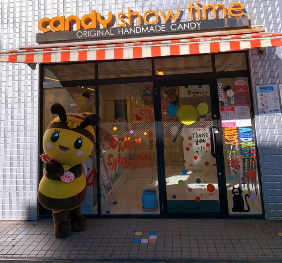 harajukumiccolo's tweet photo. この前、原宿キャットストリートをぶんぶんしてたら #CANDYSHOWTIME  のお姉さんが声をかけてくれたはにぃ！

オリジナルキャンディーを作ることができて、この店内では目の前で飴を作ってるところも見られるんだってはにぃ✨
みっころもいつか見てみたいはにぃ(๑˃̵ᴗ˂̵)

#ちゃっかりおやつもゲット https://t.co/GNS9PD168y