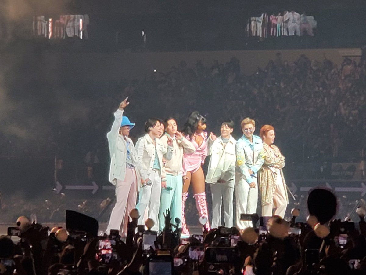 MandyHolverson's tweet photo. Ummmm what??!!! #Surprise #Butter #butterbts #Meghantheestallion #BTSCONCERT #BTSSoFiStadium #BTSARMY https://t.co/jmmLT0eskj