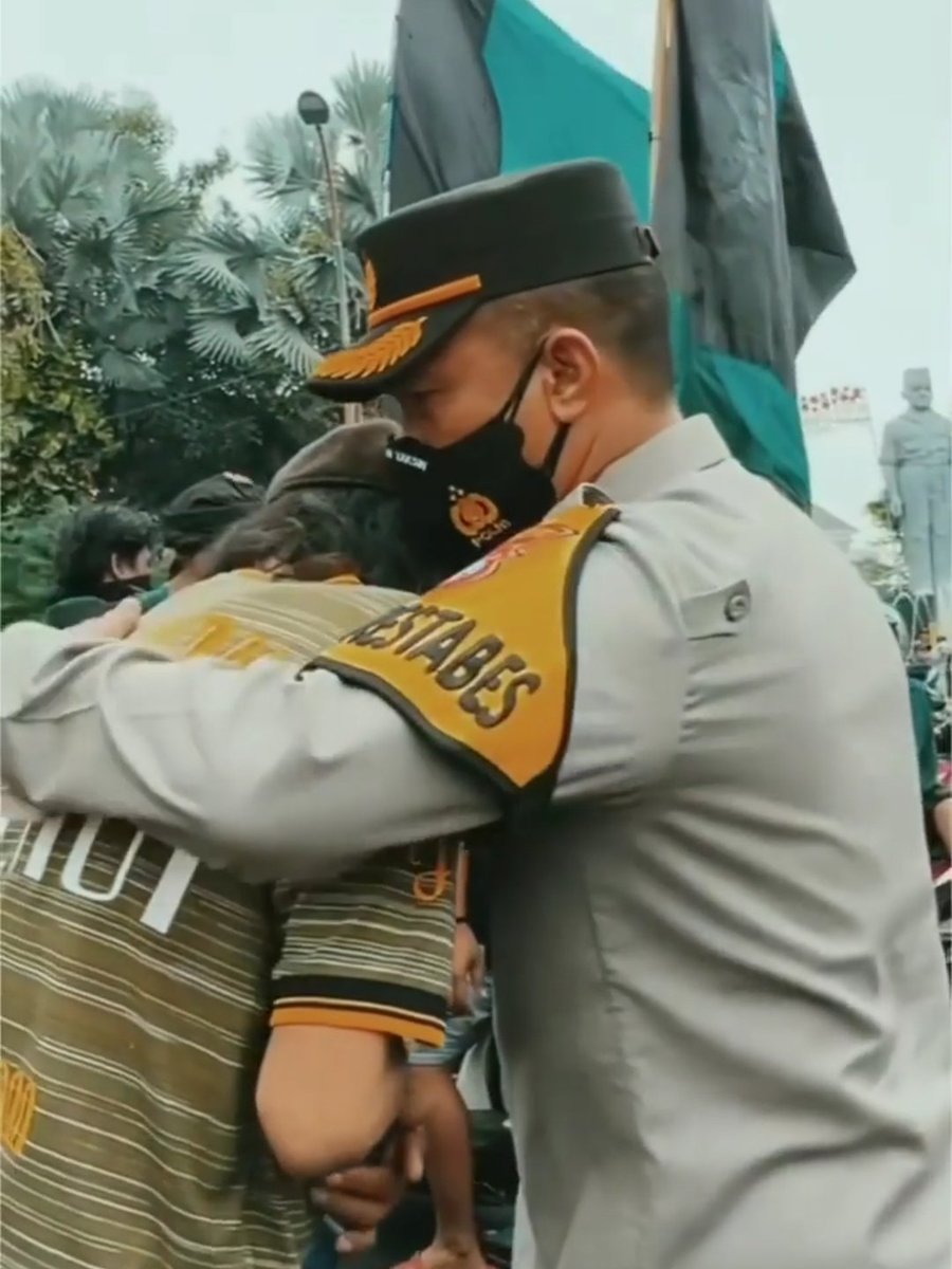 Pasoepati's tweet photo. Aksi ribuan bonek neng Surabaya wae aman amin ngene, kuto sing terkenal keras, tapi tetep iso digelar, idamanmu yo menehi ijin &amp; berbaur neng lapangan, pemandangan sing mengademkeun atine sliramu dek ~ https://t.co/lNsMEfY1tQ