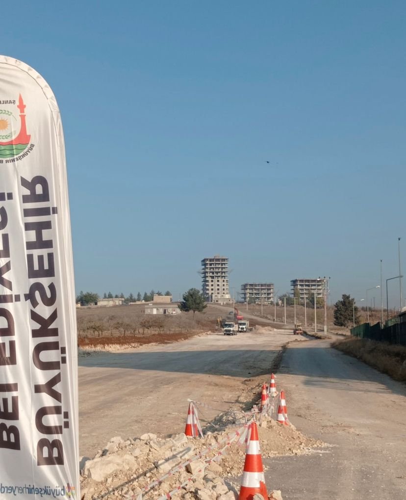 sanliurfabld's tweet photo. Şehit Orhan İrkarlı Caddesi'nde çalışmalarımız tüm hızıyla devam ediyor🚧

Mehmetçik Mahallemizin ana arterlere olan bağlantısını açtığımız bu yeni yollarla daha da kolaylaştıracağız. https://t.co/DRtQDsy9lS
