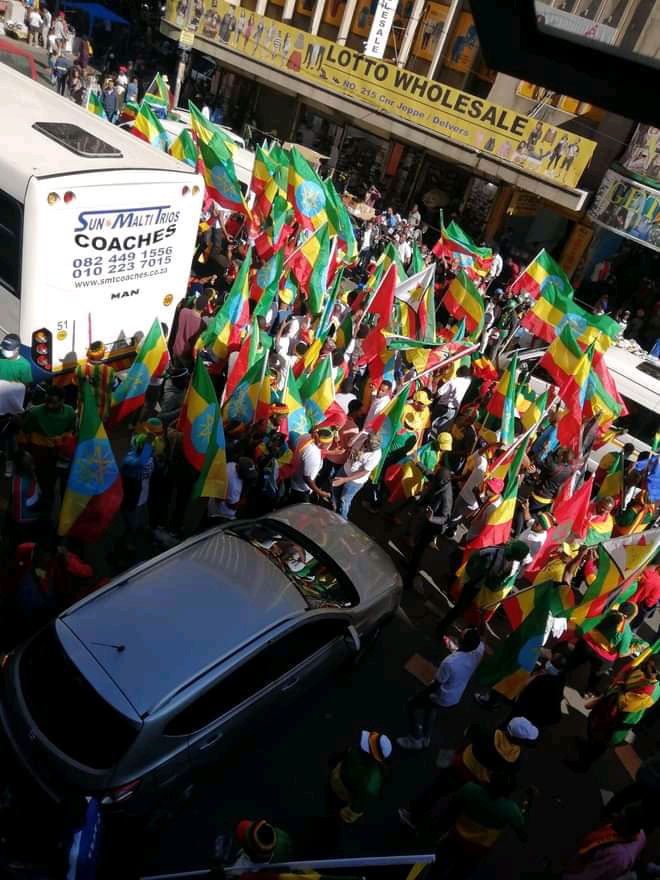 JimmaPress's tweet photo. አዲስ አበባ አይምሰልህ ይህ ደቡብ አፍሪካ Johannesburg ጂፒን ነው!!!

#NoMore @iyoba4u @abebegellaw @SaronSaricho https://t.co/13jCq4yyWw