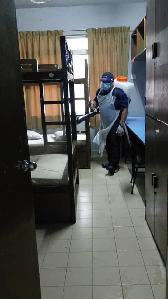 UNIPSASofficial's tweet photo. Jabatan Hal Ehwal Pelajar dan Alumni (HEPA) #KUIPSAS lakukan kerja-kerja sanitasi nyah kuman Covid-19 di dalam bilik-bilik asrama dan kawasan persekitaran bagi memastikan semua bilik asrama berada dalam keadaan bersih dan selamat.
1/2 https://t.co/Pj72GF2ol9