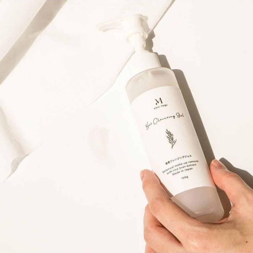 meremegu_th's tweet photo. 🌿 mère megu Botanical Hot Cleansing Gel มีเนื้อผลิตภัณฑ์และวิธีใช้อย่างไร?

💧 เมคอัพรีมูฟเวอร์ล้างหน้าตัวนี้พอเจลสัมผัสผิวหน้าจะอุณหภูมิอุ่นขึ้น 3 องศา ทำให้สิ่งสกปรกอุดตันรูขุมขนหลุดออกมาโดยที่ไม่ทำร้ายผิว ใช้นวดเบา ๆ กับผิวหน้า 

#meremegu #skincarethailand https://t.co/gXY1H0Q9jg