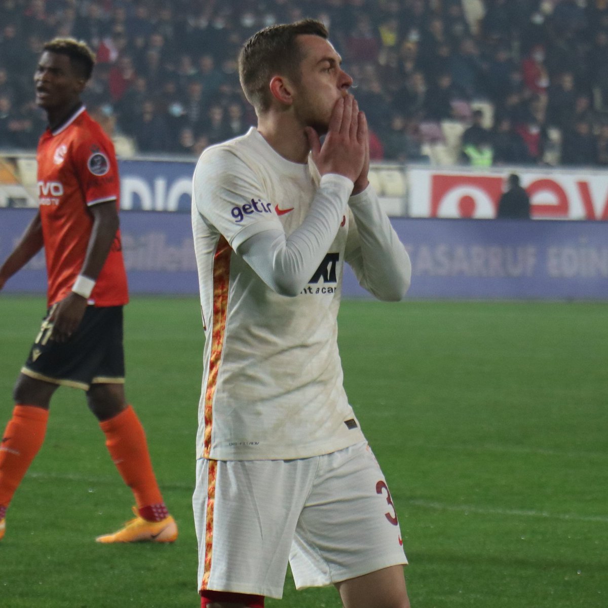sporarena's tweet photo. Uğur Meleke: "Taylan-Berkan çalışkan, Barış koşucu, Babel kurnaz Emre yürekli. Ama hiçbiri yeterince yaratıcı değil. Galatasaray’ın oyun aklının, Cicaldau-Kerem-Feghouli’nin üçünün birden sahada olmadığı bir maçta kusursuz işlemesi pek olası görünmüyor..."
#YMSvGS https://t.co/KGSzuTiKfp