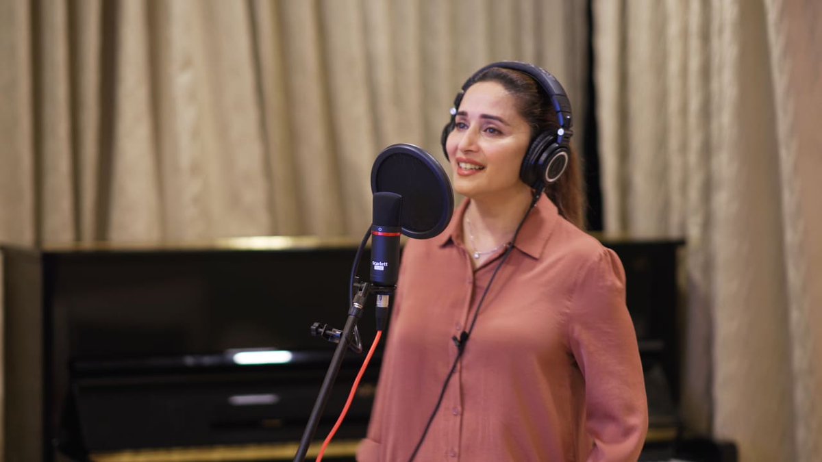 MadhuriDixit's tweet photo. Aim for the moon 🌝 If you miss, you may hit a star 🌟 

#MondayMantra #MotivationMonday https://t.co/LwrwoedqH1