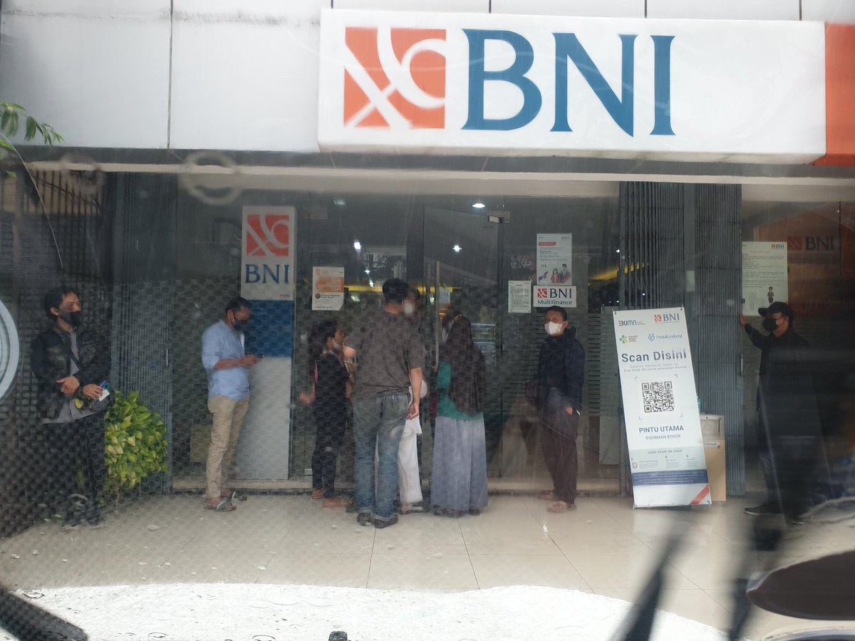 panjiDS's tweet photo. CS yg buka cuma 1, ada pembatasan orang di dalam, yg lain ? Bodo amat, disediakan tempat duduk juga gak, ujan pula tampias. Akhirnya gw nunggu di mobil. Yg lansia yg bawa bayi kasian. izin tag Pak @erickthohir (Di @BNI Sudirman Bogor) https://t.co/YlYa6s7Xpu