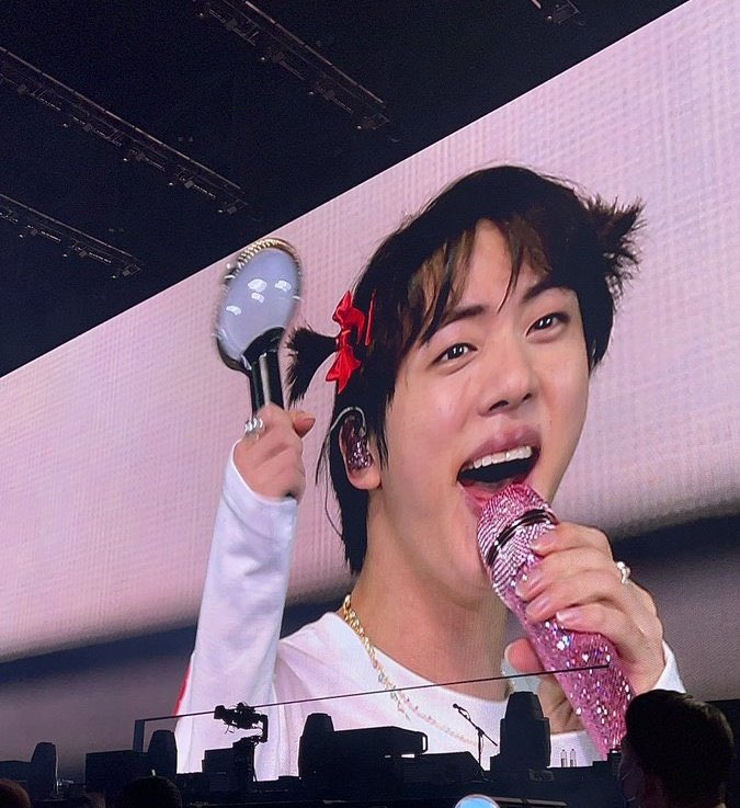 HopeWorld18_twt's tweet photo. @charts_k @BTS_twt Seokjinie more adorable that the actual😊 https://t.co/i1HCtNxcoj
