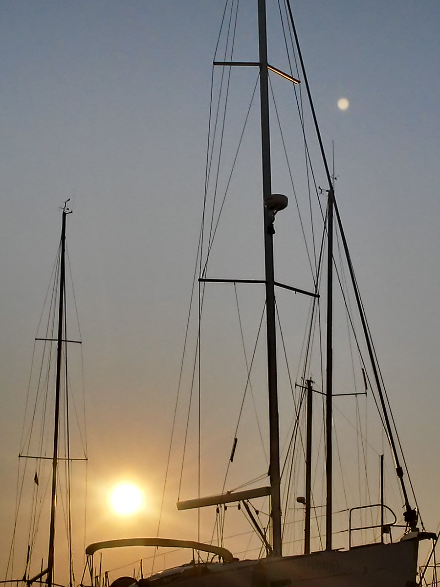 Alcune poesie sono particolarmente intense che immagino di essere in barca; mi lascio cullare dalle frasi, che sono come le onde del mare;la loro forma è come il vento che gonfia le vele e il loro spirito è come il fascino di un cielo stellato
<a href="/DavLucia/">lucia davi</a> <a href="/BlueCalb/">Madame Barbara</a> <a href="/Rebeka80721106/">Rebeka</a>