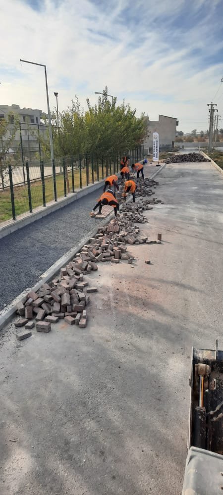 sanliurfabld's tweet photo. Kış öncesi hazırlıklarımız #Akçakale'de devam ediyor🚧

Kent estetiğine uygun olmayan, tahrip olmuş kaldırım, refüj ve yürüyüş yollarında bakım - onarım çalışmalarımız tamamlanıyor. https://t.co/8SKLcYwPhU