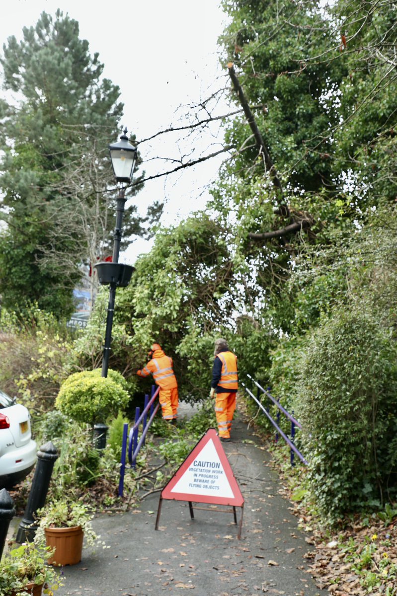 StationEdge's tweet photo. @ISS__UK  @CommunityRail @northernassist  @BestKeptStation @C2MCRP A rapid and effective response to a fallen tree branch at Alderley Edge station by the ISS Veg team. Thankyou!#alderleyedge #StormArwen #communityrail #railwaystation https://t.co/MBl8GOJq0U