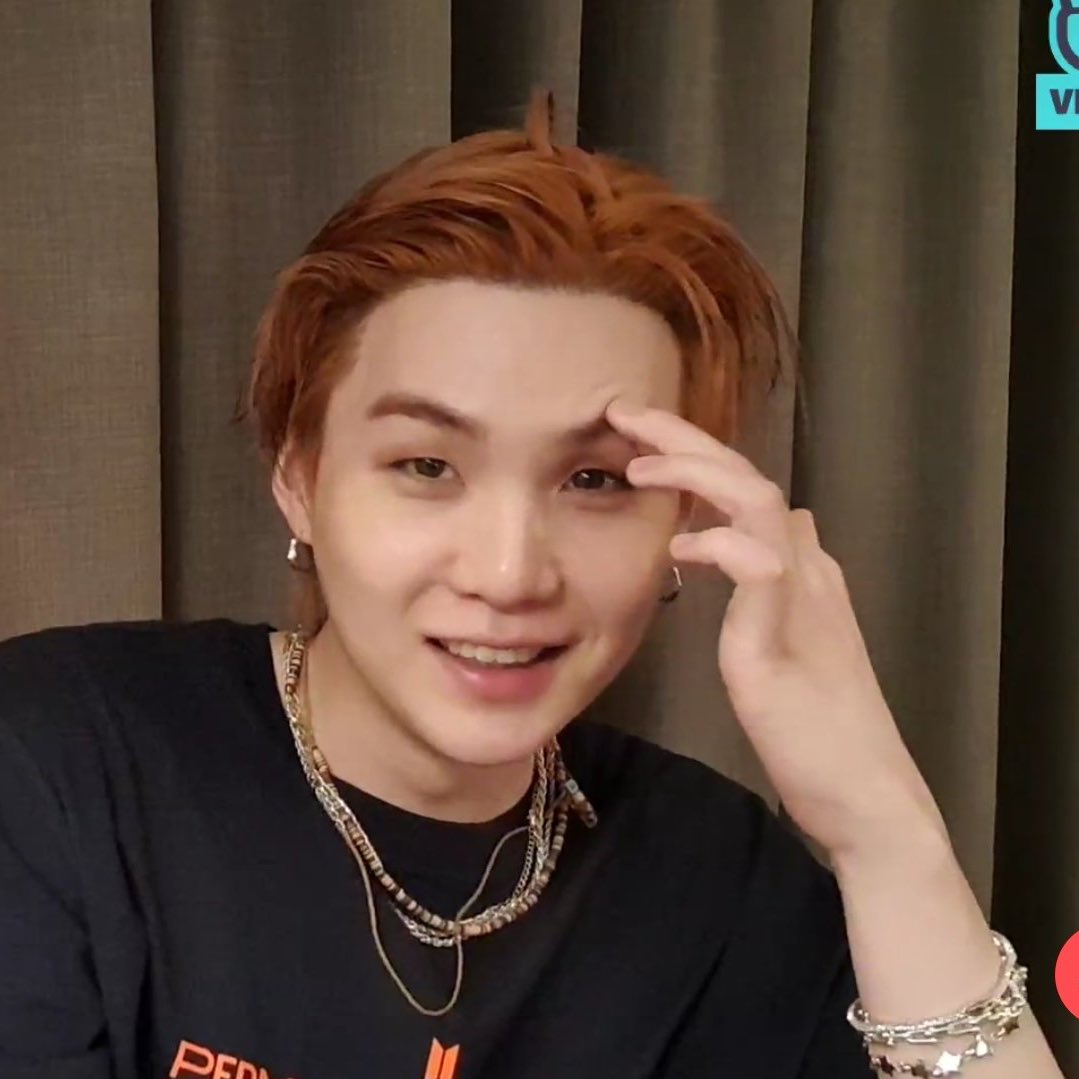 vminiecats's tweet image. [💬] TRADUCCIÓN: VLIVE DE #SUGA 

Título: "Final del concierto 2" 

@BTS_twt #BTS + 

🐱 : Hubiera sido mejor si más personas hubieran visto las presentaciones , el ambiente de hoy fue realmente bueno. En realidad ayer estábamos muy nerviosos. +