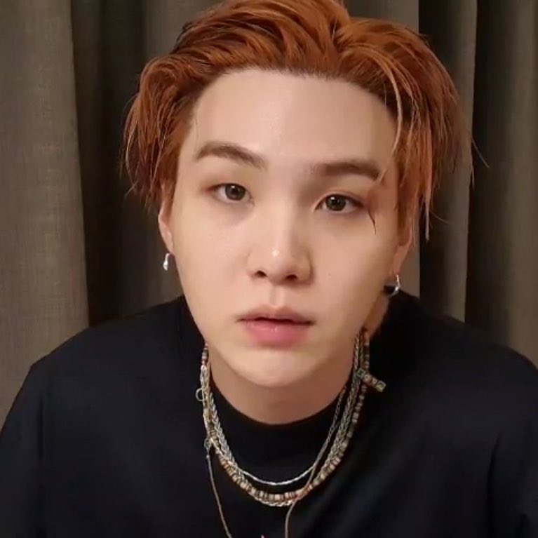 vminiecats's tweet image. [💬] TRADUCCIÓN: VLIVE DE #SUGA 

Título: "Final del concierto 2" 

@BTS_twt #BTS + 

🐱 : Hubiera sido mejor si más personas hubieran visto las presentaciones , el ambiente de hoy fue realmente bueno. En realidad ayer estábamos muy nerviosos. +