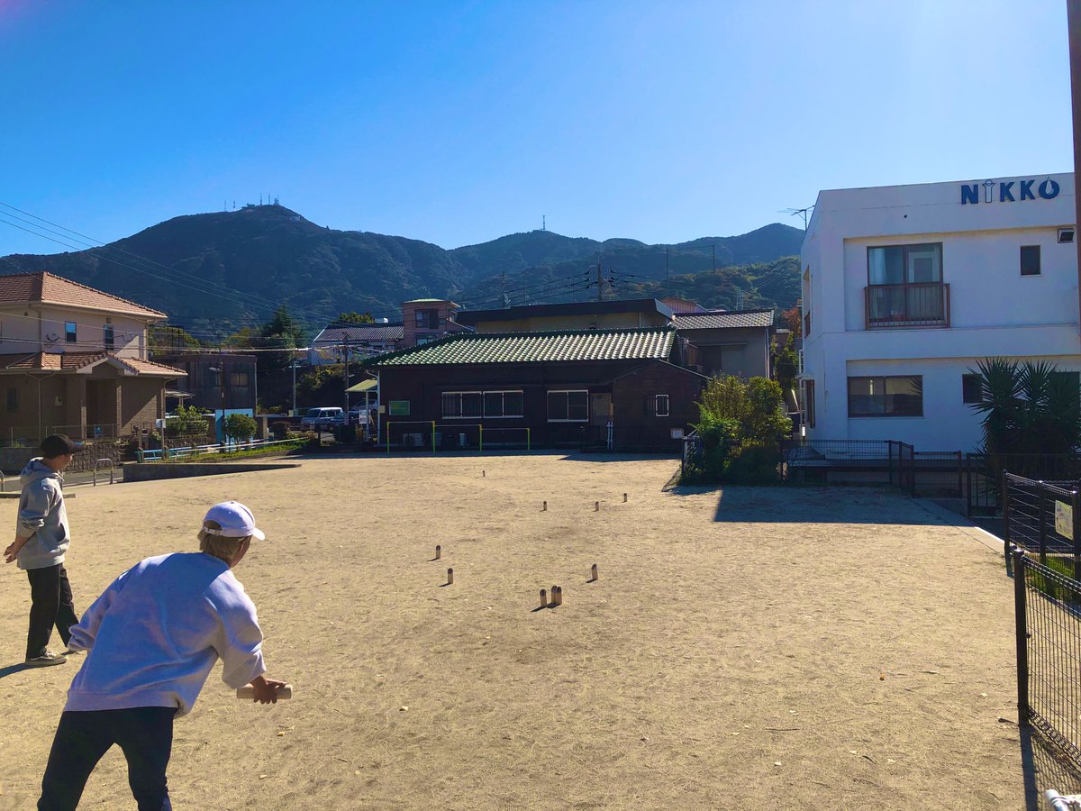 Sun___Molkky's tweet photo. 今日はモルック日和🌼
飛ばし合戦でスキットルがとんでもない位置に、、、
おひさま☀️からパワーを貰う。
おひさまチームだけに。 https://t.co/zOdroBZw2r