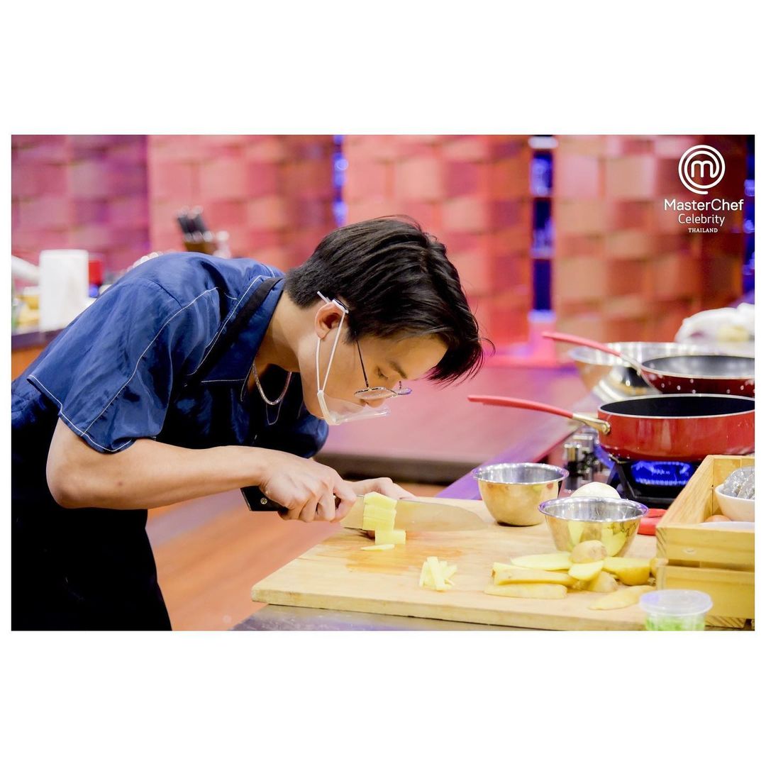 BrazilTrinity's tweet photo. 📸 jamyjamess
[28.11.21]

"Muito obrigado ao @.MasterChefTH por ter me convidado. Mesmo que hoje eu não tenha passado, para mim, chegar à quarta etapa foi o mais longe que eu poderia ter imaginado.

(1/2)
 #JamyJamess 
#Support_ChefJMJ https://t.co/XAu7qX9Zvk
