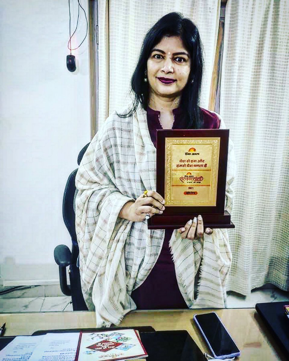DJSanskarshala's tweet photo. दैनिक जागरण संस्कारशाला स्मृति चिन्ह के साथ प्रिंसिपल स्प्रिंगर लॉरेटो गर्ल्स स्कूल, गोरखपुर।

#dainikjagran #jagransanskarshala #Gorakhpur https://t.co/uxfd0SZ1Cg