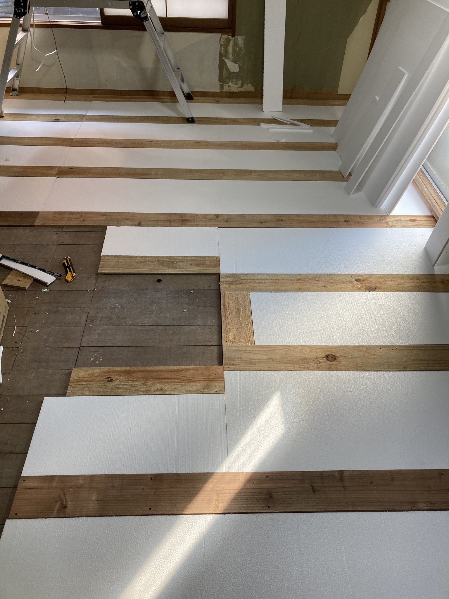 Arukayies 1階和室のdiy中 キッチンと高さを合わせるために床は24mmしか上げられないので 12mm板 12mm合板のみで下地作り スタイロ代わりに発泡スチロールを断熱材にしてみたけど無いよりいいかな Diy 築45年 セルフリノベーション T Co