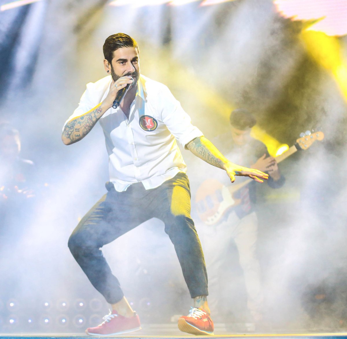 MELENDI.
Pasó de rastafari a hacerse el alisado japonés en cero coma. Va de cachopo, y no llega a san jacobo. Un ñu con la pata rota tiene más musicalidad que su voz. Por vender, cantaría hasta gregoriano. Su vanidad la ha inventao El Corte Inglés. No le gustan los aviones. MEH.