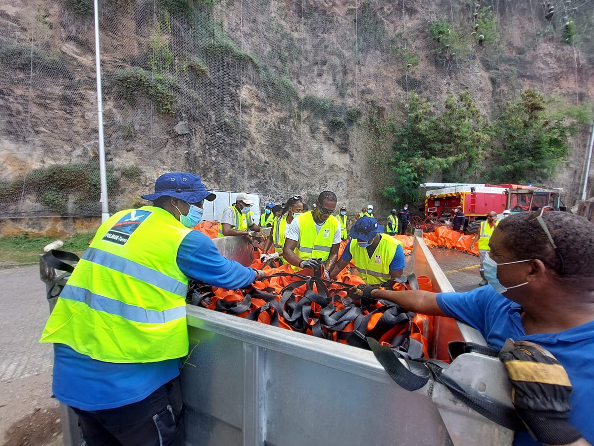 CedreBrest's tweet photo. Du 3 au 10 nov nous étions en #Martinique à @fdfville pour 1 #exercice Etat-Major avec les services de @Prefet972 et l’appui du #PNE et des #PharesetBalises, 1 #formation à destination des collectivités à @VCasePilote suivie d’1 exercice terrain
#lutteantipollution #polmar https://t.co/kcbIGUxtyt